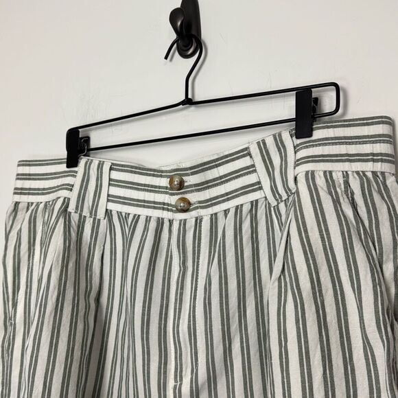 Madewell  Linen-Blend Curved-Hem Shorts in Stripe 2X - Picture 2 of 6
